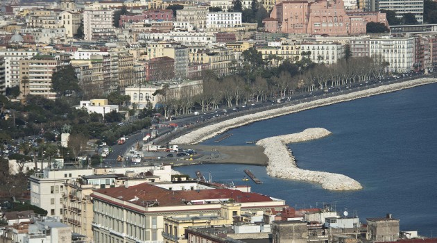 Lungomare di Napoli: via i “baffi” della scogliera