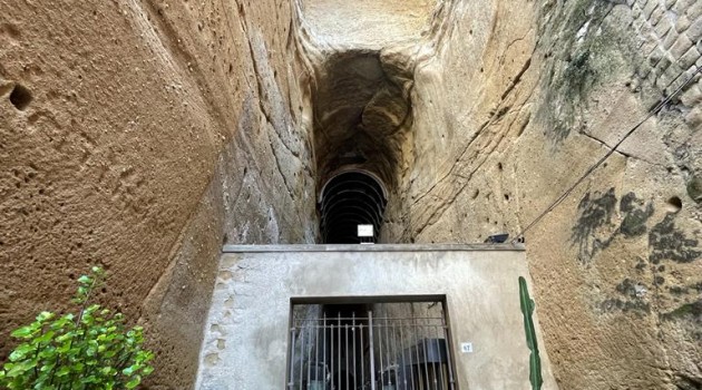 Il mistero nel mistero del tunnel di collegamento tra Fuorigrotta e Piedigrotta: la Crypta Neapolitana. Il mistero nel mistero del tunnel di collegamento tra Fuorigrotta e Piedigrotta: la Crypta Neapolitana.
