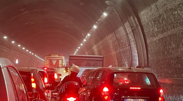 Galleria Laziale bloccata e traffico su tutta via Giulio Cesare Galleria Laziale bloccata e traffico su tutta via Giulio Cesare
