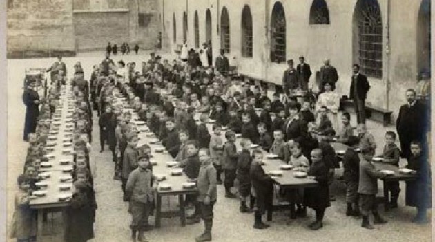 Napoli, ancora una volta in ritardo con l’attivazione della refezione scolastica. Napoli, ancora una volta in ritardo con l’attivazione della refezione scolastica.