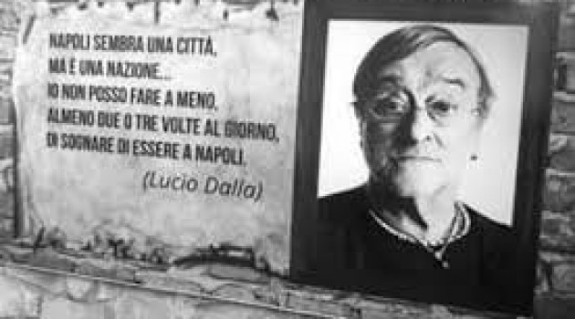 Lucio Dalla torna nella sua amata Napoli e ci resta per più di 3 mesi.