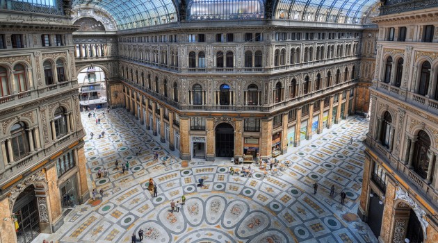 Le iniziative che fanno riflettere sull’incapacità della gestione delle opere d’arte di Napoli. Chiude la Galleria Umberto I.