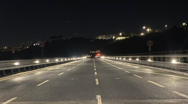 Sulla Tangenziale di Napoli impianto di illuminazione che abbaglia e non aiuta la visibilità. Sulla Tangenziale di Napoli impianto di illuminazione che abbaglia e non aiuta la visibilità.
