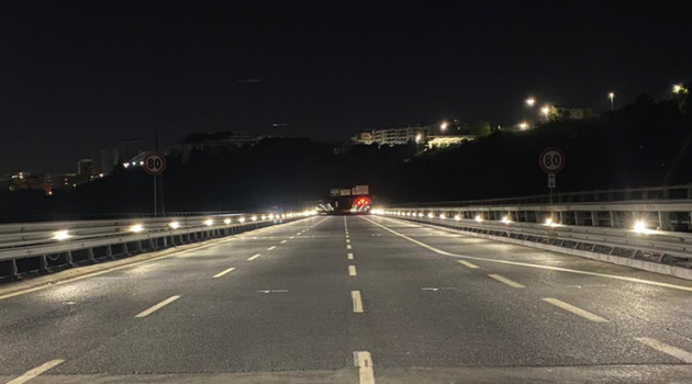 Sulla Tangenziale di Napoli impianto di illuminazione che abbaglia e non aiuta la visibilità.